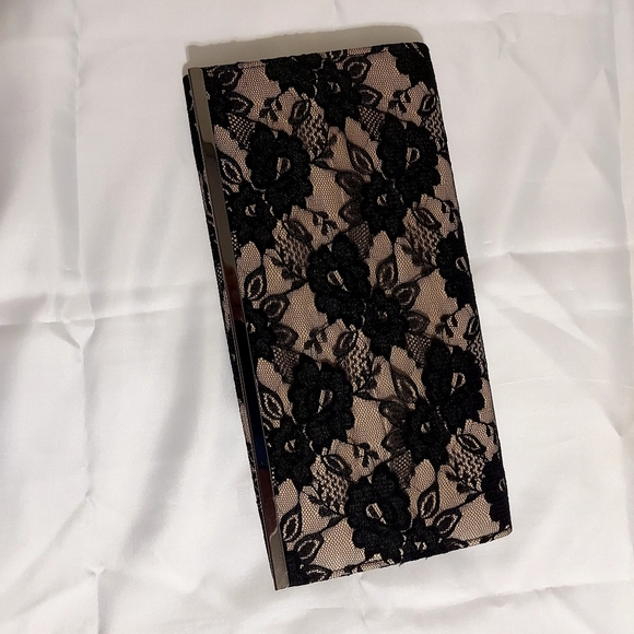 Elegant Black Lace Clutch - Picture 3 of 5